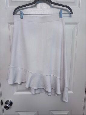 Isaac Mizrahi White Asymmetrical Ruffle Hem Skort